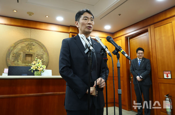 [서울=뉴시스] 황준선 기자 = 이복현 금융감독원장이 10일 오전 서울 여의도 금융투자협회에서 열린 금융감독원장-자산운용사 CEO 간담회를 마친 뒤 열린 백브리핑에서 취재진의 질문에 답변하고 있다. 2025.04.10. hwang@newsis.com