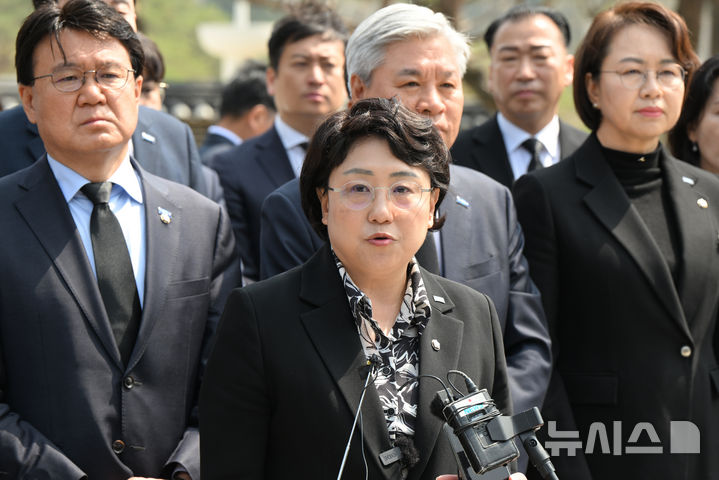 [광주=뉴시스] 박기웅 기자 = 10일 오전 조국혁신당 최고위원회 전남 담양회의에 앞서 당 지도부와 광주 북구 운정동 국립5·18민주묘지를 찾은 김선민 조국혁신당 대표 권한대행이 기자들을 만나 질의응답을 하고 있다. 2025.04.10. pboxer@newsis.com