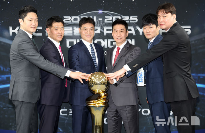 [서울=뉴시스] 김명년 기자 = 10일 오전 서울 강남구 KBL센터에서 열린 2024-2025 KCC 프로농구 플레이오프 미디어데이에 참석한 감독들이 기념촬영하고 있다. 왼쪽부터 전희철 SK 감독, 조상현 LG 감독, 조동현 현대모비스 감독, 김상식 정관장 감독, 강혁 한국가스공사 감독, 송영진 KT 감독. 2025.04.10. kmn@newsis.com