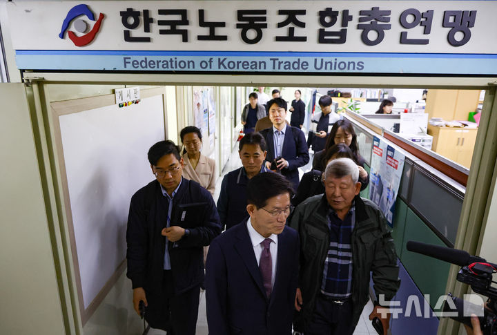[서울=뉴시스] 황준선 기자 = 제21대 대통령선거에 출마를 선언한 김문수 전 고용노동부 장관이 10일 오전 서울 여의도 한국노동조합총연맹을 방문해 최응석 한국노총 상임부위원장 등 지도부와 면담을 마친 뒤 이동하고 있다. 2025.04.10. hwang@newsis.com