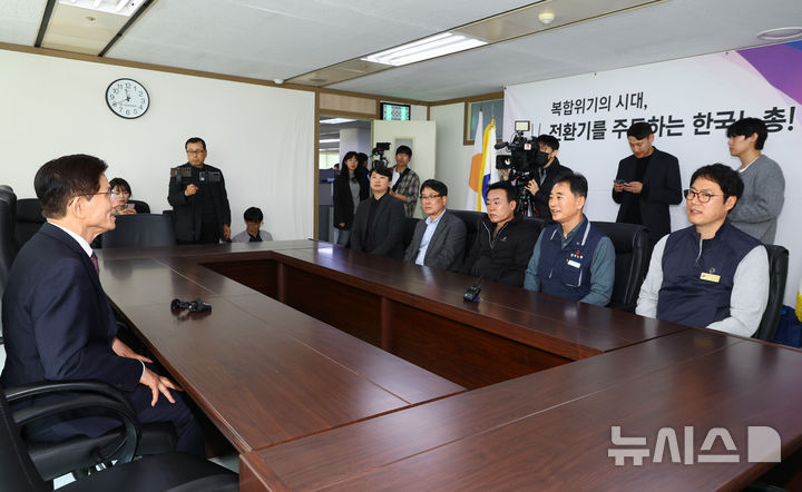 [서울=뉴시스] 황준선 기자 = 제21대 대통령선거에 출마를 선언한 김문수 전 고용노동부 장관이 10일 오전 서울 여의도 한국노동조합총연맹을 방문해 위원장실에서 최응석 한국노총 상임부위원장 등 지도부와 면담하고 있다. 이날 면담에는 김동명 한국노총 위원장은 참석하지 않았다. 2025.04.10. hwang@newsis.com