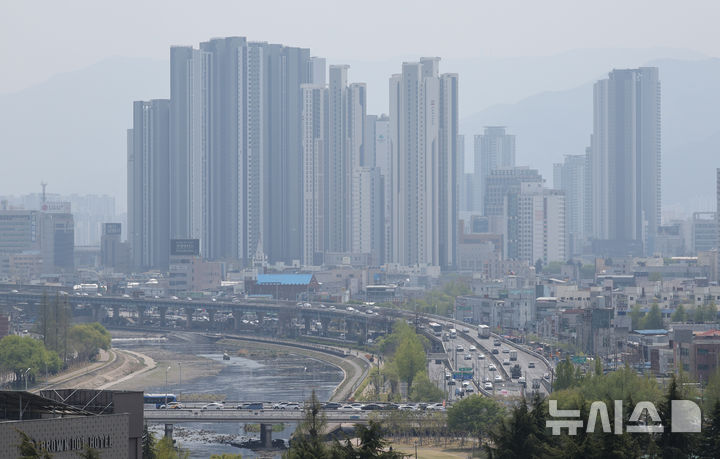 [대구=뉴시스] 이무열 기자 = 대구지역 초미세먼지 농도가 ‘나쁨’ 수준을 보인 10일 대구 북구 산격동에서 바라본 도심이 뿌옇게 보이고 있다. 2025.04.10. lmy@newsis.com
