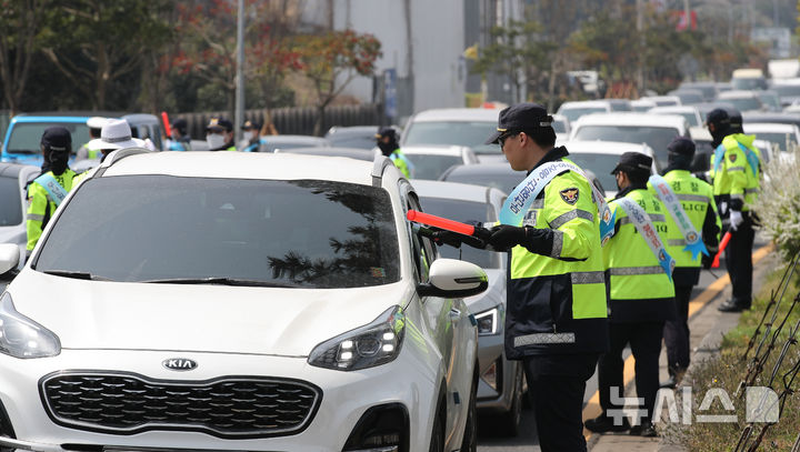 [제주=뉴시스] 우장호 기자 = 10일 오후 제주시 연북로에서 본격적인 봄 행락철을 맞아 동부경찰서 소속 경찰관들이 집중 음주운전 단속을 하고 있다.제주경찰은 이달 30일까지 집중단속기간을 지정, 수시로 단속장소를 이동하며 음주운전 단속을 실시할 예정이다. 2025.04.10. woo1223@newsis.com