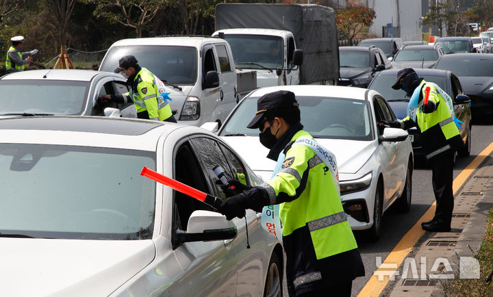 [제주=뉴시스] 우장호 기자 = 10일 오후 제주시 연북로에서 본격적인 봄 행락철을 맞아 동부경찰서 소속 경찰관들이 집중 음주운전 단속을 하고 있다.제주경찰은 이달 30일까지 집중단속기간을 지정, 수시로 단속장소를 이동하며 음주운전 단속을 실시할 예정이다. 2025.04.10. woo1223@newsis.com