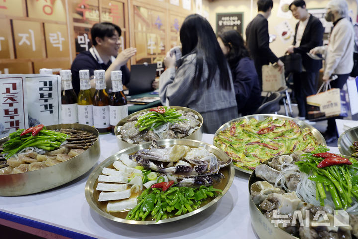 [서울=뉴시스] 최동준 기자 = 10일 서울 강남구 코엑스에서 열린 2025 IFS 프랜차이즈 창업·산업 박람회를 찾은 시민들이 창업 상담을 받고 있다. 2025.04.10. photocdj@newsis.com