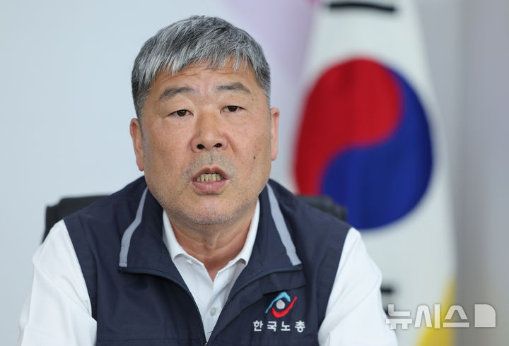 [서울=뉴시스] 황준선 기자 = 김동명 한국노동조합총연맹 위원장이 지난 10일 서울 여의도 한국노총 위원장실에서 뉴시스와 인터뷰를 하고 있다. 2025.04.11. hwang@newsis.com