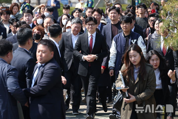 [서울=뉴시스] 고승민 기자 = 한동훈 전 국민의힘 대표가 10일 오후 서울 여의도 국회에서 제21대 대통령선거 출마선언을 하기 위해 이동하고 있다. 2025.04.04. kkssmm99@newsis.com