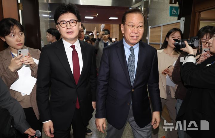 [서울=뉴시스] 조성봉 기자 = 한동훈 전 국민의힘 대표와 권영세(오른쪽) 비대위원장이 10일 오후 서울 여의도 국회에서 면담을 위해 이동 하고 있다. 2025.04.10. suncho21@newsis.com