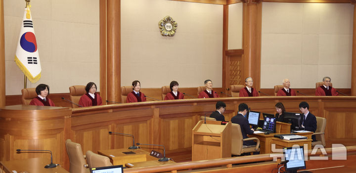[서울=뉴시스] 이영환 기자 = 문형배 헌법재판소장 권한대행과 헌법재판관들이 10일 오후 서울 종로구 헌법재판소 대심판정에서 열린 4월 심판사건 선고에 참석하고 있다. 왼쪽부터 정계선, 김복형, 정정미, 이미선 헌법재판관, 문 권한대행, 김형두, 정형식, 조한창 헌법재판관. 이날 헌법재판소 4월 심판사건 선고에서는 구 학교용지확보 등에 관한 특례법 5조 제1항 단서 위헌제청, 박성재 법무부 장관 탄핵, 국회의원과 국회의장 간의 권한쟁의 등에 대한 선고가 이뤄진다. (공동취재) 2025.04.10. photo@newsis.com