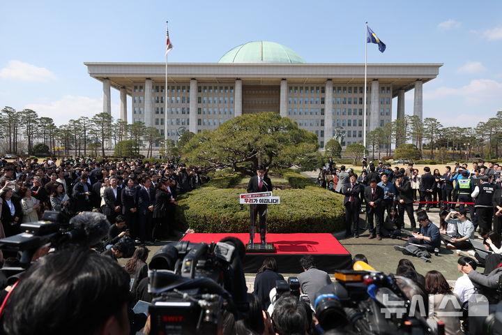 [서울=뉴시스] 고승민 기자 = 한동훈 전 국민의힘 대표가 10일 오후 서울 여의도 국회 앞에서 기자회견을 열고 제21대 대통령선거 출마선언을 하고 있다. 2025.04.10. kkssmm99@newsis.com