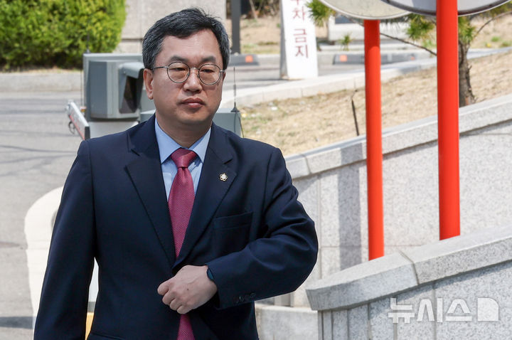 [서울=뉴시스] 이영환 기자 = 박성재 법무부 장관 법률 대리인 김재훈 변호사가 10일 오후 서울 종로구 헌법재판소에서 열린 법무부 장관 탄핵심판 선고기일에 출석하고 있다.(공동취재) 2025.04.10. photo@newsis.com