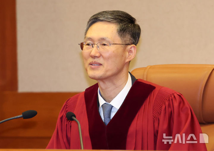 [서울=뉴시스] 이영환 기자 = 문형배 헌법재판소장 권한대행이 10일 오후 서울 종로구 헌법재판소 대심판정에서 열린 4월 심판사건 선고에 참석하고 있다. 2025.04.10. 20hwan@newsis.com