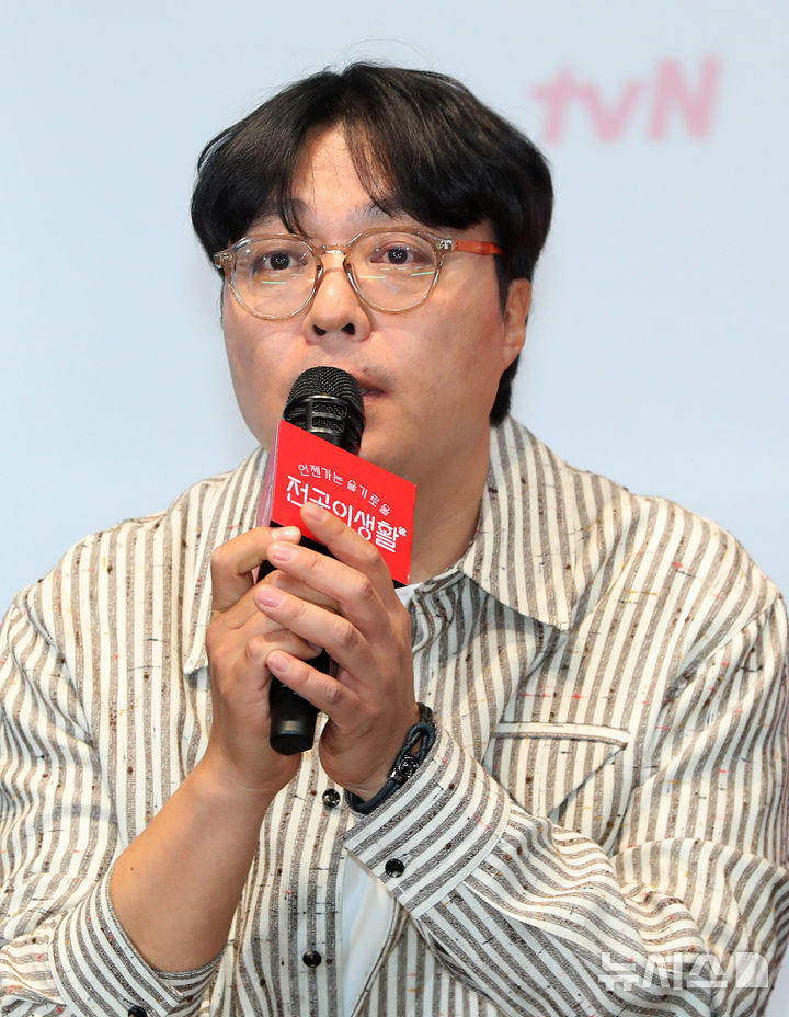 [서울=뉴시스] 김혜진 기자 = 신원호 크리에이터가 10일 오후 서울 구로구 라마다신도림에서 열린 tvN 새 토일드라마 '언젠가는 슬기로울 전공의생활' 제작발표회에서 인사말을 하고 있다. 2025.04.10. jini@newsis.com