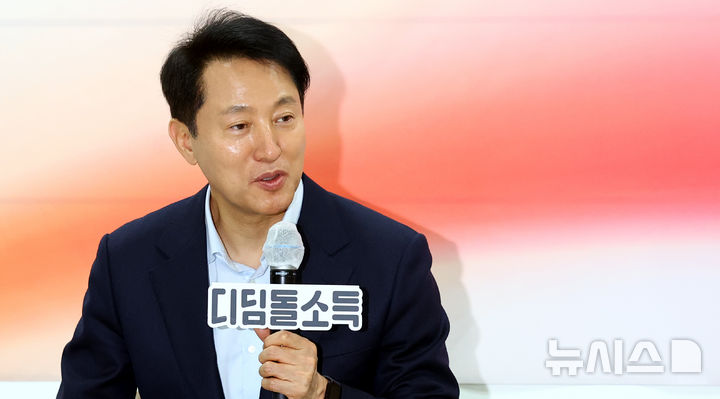 [서울=뉴시스] 박주성 기자 = 오세훈 서울시장이 10일 서울 마포구 서울시 복지재단 커뮤니티홀에서 열린 디딤돌소득 가구 간담회에서 참석자들과 이야기를 나누고 있다. 2025.04.10. park7691@newsis.com