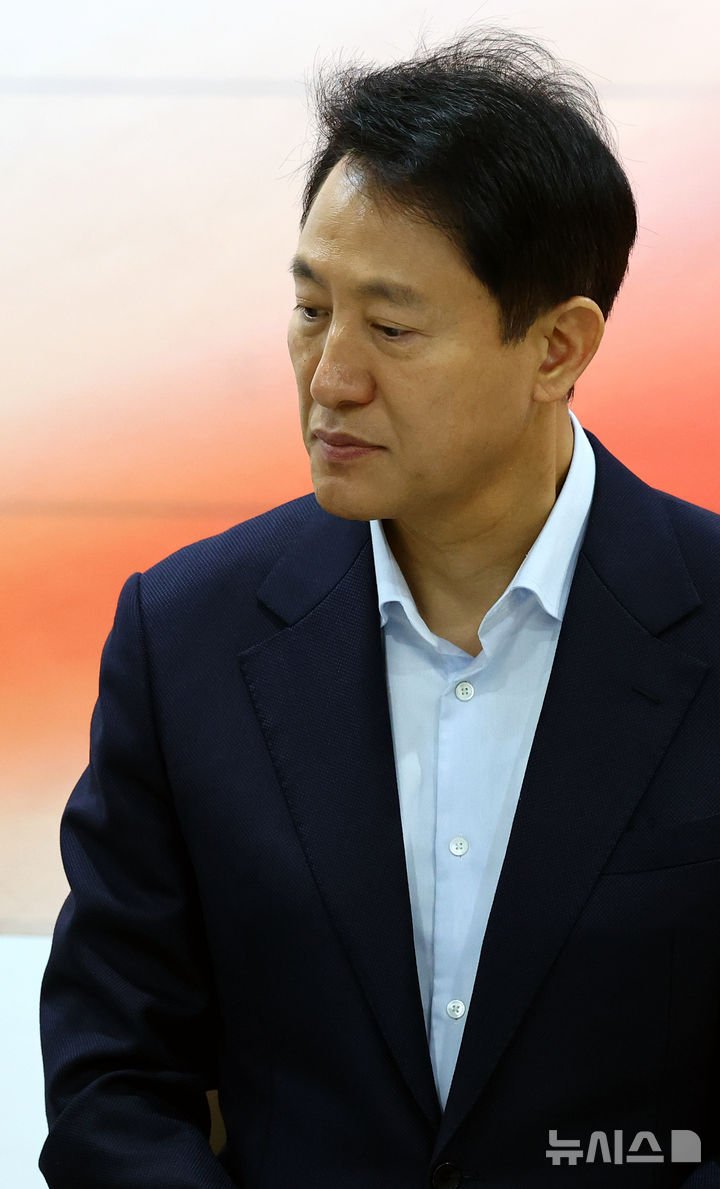 [서울=뉴시스] 박주성 기자 = 오세훈 서울시장이 10일 서울 마포구 서울시 복지재단 커뮤니티홀에서 열린 디딤돌소득 가구 간담회에서 참석자들 이야기를 경청하고 있다. 2025.04.10. park7691@newsis.com