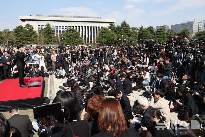 [서울=뉴시스] 고승민 기자 = 한동훈 전 국민의힘 대표가 10일 오후 서울 여의도 국회 앞에서 기자회견을 열고 제21대 대통령선거 출마선언을 하고 있다. 2025.04.10. kkssmm99@newsis.com