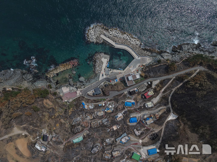 [영덕=뉴시스] 김금보 기자 = 지난 3월 발생한 산불로 경북 영덕군 영덕읍 석리 어촌마을이 불탔다.주민들은 산불이 마을을 덮치던날 해경선을 타고 바다로 대피했다.2025.04.10. kgb@newsis.com