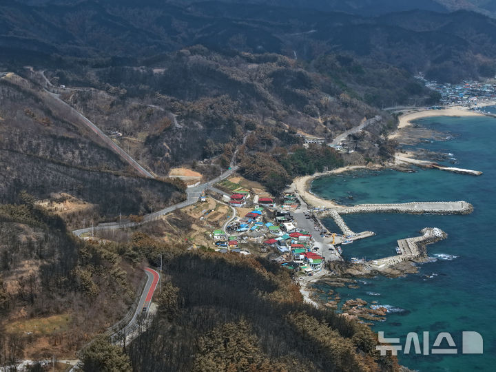 [영덕=뉴시스] 김금보 기자 = 10일 경북 영덕군 일대가 산불에 훼손돼 있다. 2025.04.10. kgb@newsis.com