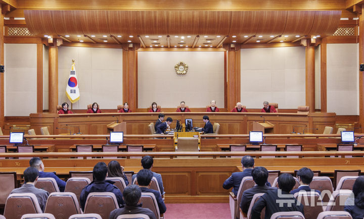 [서울=뉴시스] 이영환 기자 = 문형배 헌법재판소장 권한대행과 헌법재판관들이 10일 오후 서울 종로구 헌법재판소 대심판정에서 열린 4월 심판사건 선고에 참석하고 있다. 왼쪽부터 정계선, 김복형, 정정미, 이미선 헌법재판관, 문 권한대행, 김형두, 정형식, 조한창 헌법재판관.이날 헌법재판소 4월 심판사건 선고에서는 구 학교용지확보 등에 관한 특례법 5조 제1항 단서 위헌제청, 박성재 법무부 장관 탄핵, 국회의원과 국회의장 간의 권한쟁의 등에 대한 선고가 이뤄진다. (공동취재) 2025.04.10. photo@newsis.com
