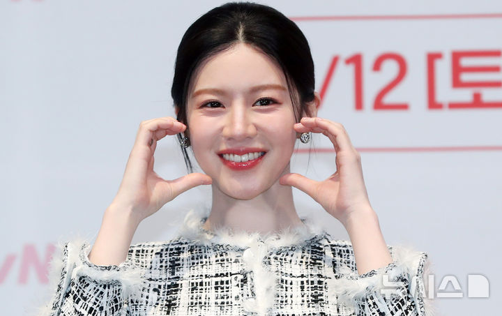 [서울=뉴시스] 김혜진 기자 = 배우 고윤정이 10일 오후 서울 구로구 라마다신도림에서 열린 tvN 새 토일드라마 '언젠가는 슬기로울 전공의생활' 제작발표회에서 포즈를 취하고 있다. 2025.04.10. jini@newsis.com