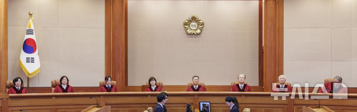 [서울=뉴시스] 이영환 기자 = 문형배 헌법재판소장 권한대행과 헌법재판관들이 지난 10일 오후 서울 종로구 헌법재판소 대심판정에서 열린 4월 심판사건 선고에 참석하고 있다. 왼쪽부터 정계선, 김복형, 정정미, 이미선 헌법재판관, 문 권한대행, 김형두, 정형식, 조한창 헌법재판관. (공동취재) 2025.04.10. photo@newsis.com