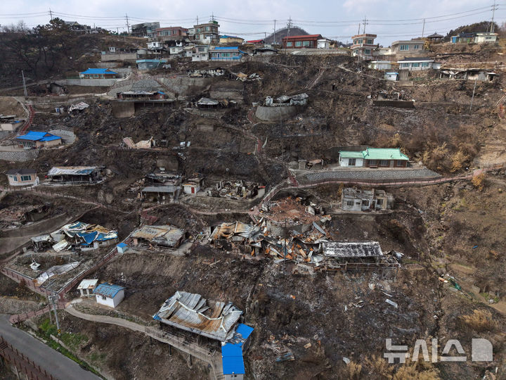 [영덕=뉴시스] 김금보 기자 = 지난 10일 경북 영덕군 영덕읍 석리 어촌마을이 산불에 파괴돼 있다.주민들은 산불이 마을을 덮치던날 해경선을 타고 바다로 대피했다.2025.04.10. kgb@newsis.com
