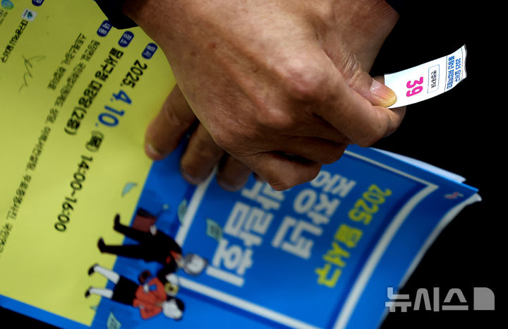 퇴직 중장년 재취업 도움 받는다…노동부 경력지원제 시행