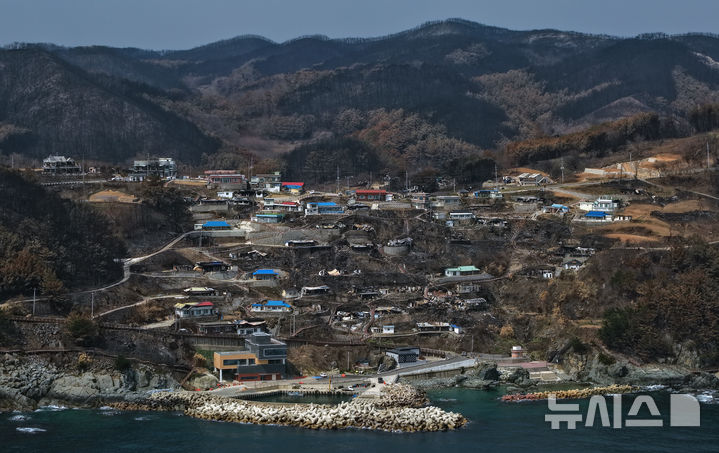 [영덕=뉴시스] 김금보 기자 = 10일 경북 영덕군 영덕읍 석리 어촌마을이 산불에 파괴돼 있다.주민들은 산불이 마을을 덮치던날 해경선을 타고 바다로 대피했다.2025.04.10. kgb@newsis.com