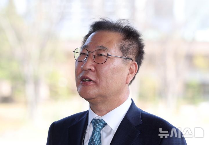 [과천=뉴시스] 김선웅 기자 = 탄핵소추안이 기각돼 직무에 복귀한 박성재 법무부 장관이 10일 경기 과천시 정부과천청사 법무부로 출근하며 취재진 질문에 답하고 있다. 2025.04.10. mangusta@newsis.com