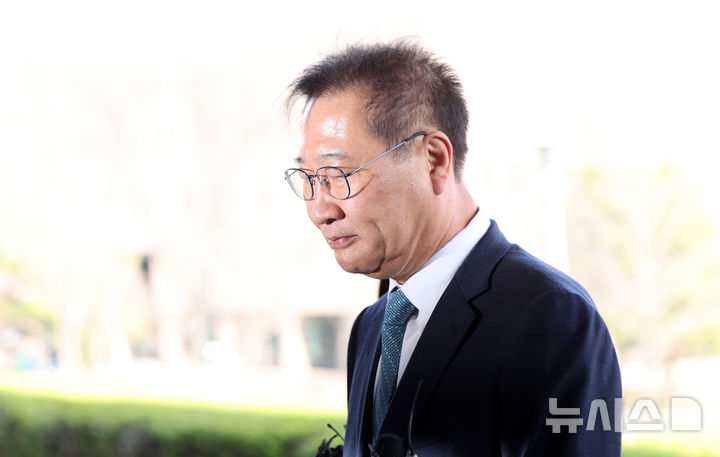 [과천=뉴시스] 김선웅 기자 = 탄핵안이 기각돼 직무에 복귀한 박성재 법무부장관이 10일 경기 과천시 정부과천청사 법무부로 출근하고 있다. 2025.04.10. mangusta@newsis.com