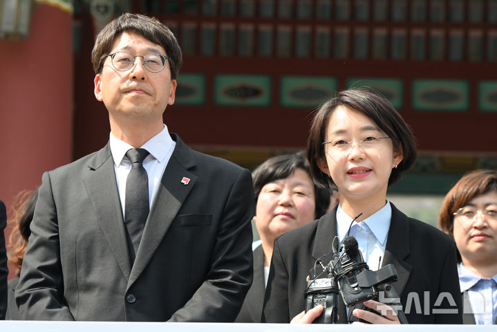 [광주=뉴시스] 박기웅 기자 = 진보당 대통령선거 후보 경선 출마자인 강성희(왼쪽) 전 국회의원과 김재연 상임대표가 10일 오후 광주 북구 운정동 국립5·18민주묘지를 방문해 참배한 뒤 민주의문 앞에서 발언을 하고 있다. 2025.04.10. pboxer@newsis.com