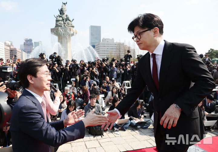 [서울=뉴시스] 조성우 기자 = 한동훈 전 국민의힘 대표가 10일 오후 서울 여의도 국회에서 제21대 대통령 선거 출마 선언을 마친 뒤 조경태 의원과 인사하고 있다. 2025.04.10. xconfind@newsis.com