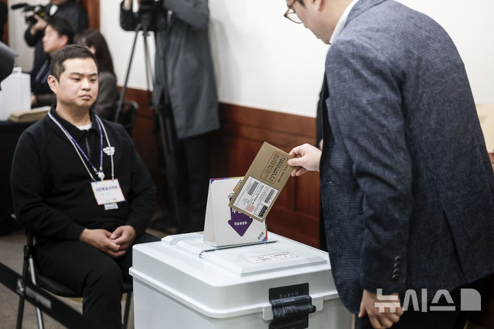 [과천=뉴시스] 정병혁 기자 = 10일 경기 과천시 중앙선거관리위원회에서 선관위 직원들이 21대 대선 (사전)투·개표 절차 시연을 하고 있다. 2025.04.10. jhope@newsis.com