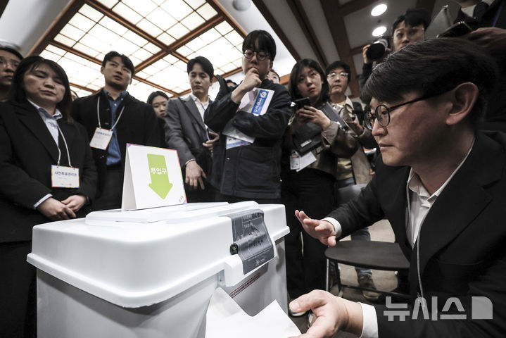 [과천=뉴시스] 정병혁 기자 = 10일 경기 과천시 중앙선거관리위원회에서 열린 21대 대선 (사전)투·개표 절차 시연회에서 선거사무원이 투표함에 특수봉인지를 붙이고 있다. 2025.04.10. jhope@newsis.com