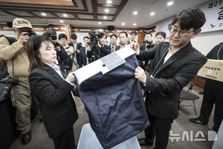 [과천=뉴시스] 정병혁 기자 = 10일 경기 과천시 중앙선거관리위원회에서 선관위 직원들이 21대 대선 (사전)투·개표 절차 시연을 하고 있다. 2025.04.10. jhope@newsis.com