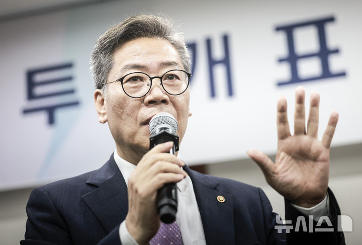 [과천=뉴시스] 정병혁 기자 = 김용빈 중앙선거관리위원회 사무총장이 10일 경기 과천시 중앙선거관리위원회에서 열린 21대 대선 (사전)투·개표 절차 시연회에서 박주현 변호사의 투표함 관련 항의에 답하고 있다. 2025.04.10. jhope@newsis.com