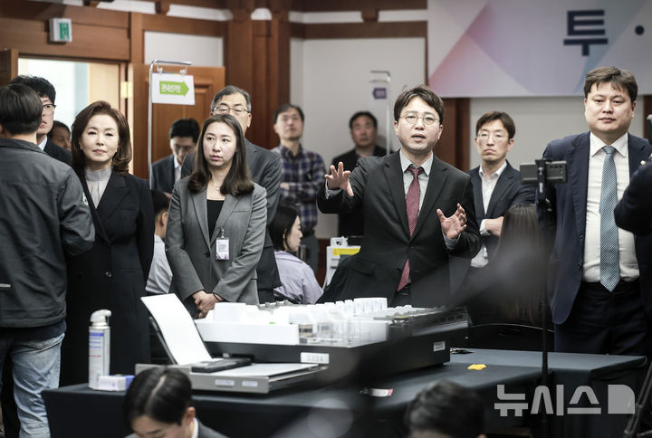 [과천=뉴시스] 정병혁 기자 = 윤용진 변호사가 10일 경기 과천시 중앙선거관리위원회에서 열린 21대 대선 (사전)투·개표 절차 시연회에서 (사전)투·개표 보안관리체계에 대한 질문을 하고 있다. 2025.04.10. jhope@newsis.com