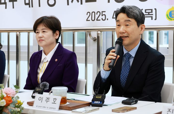 [서울=뉴시스] 이주호 사회부총리 겸 교육부 장관이 10일 대구 용계초등학교를 방문해 인공지능 디지털교과서(AIDT) 활용과 관련한 현장간담회를 하고 있다. (사진=교육부 제공) 2025.04.10. photo@newsis.com *재판매 및 DB 금지