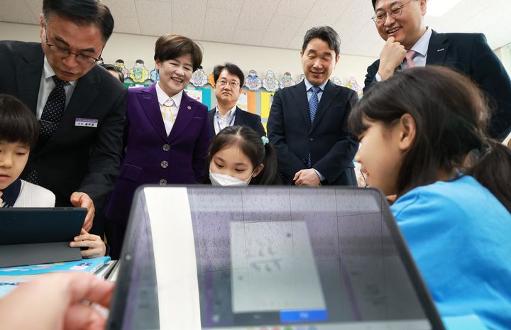 [서울=뉴시스] 이주호 사회부총리 겸 교육부 장관이 10일 대구 용계초등학교를 방문해 인공지능 디지털교과서(AIDT) 활용 수업을 참관하고 있다. (사진=교육부 제공) 2025.04.10. photo@newsis.com *재판매 및 DB 금지