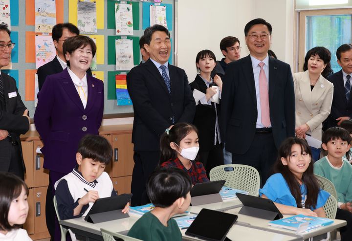 [서울=뉴시스] 이주호 사회부총리 겸 교육부 장관이 10일 대구 용계초등학교를 방문해 인공지능 디지털교과서(AIDT) 활용 수업을 참관하고 있다. (사진=교육부 제공) 2025.04.10. photo@newsis.com *재판매 및 DB 금지