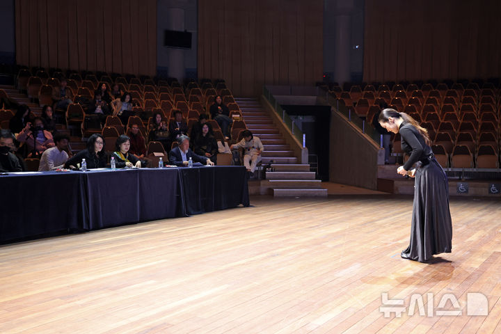 [서울=뉴시스] 박진희 기자 = 국립창극단 신작 '심청' 제작진들이 10일 서울 중구 국립극장 하늘극장에서 판소리 '심청가'를 현대적으로 재해석한 신작 '심청' 공개 오디션 심사를 하고 있다. 2025.04.10. pak7130@newsis.com