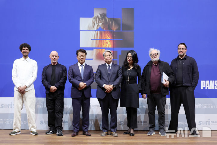 [서울=뉴시스] 박진희 기자 = 국립창극단은 10일 서울 중구 국립극장 하늘극장에서 판소리 '심청가'를 현대적으로 재해석한 신작 '심청' 제작발표회 및 공개 오디션을 하고 있다. 이날 자리에는 박인건 극장장, 이왕준 전주세계소리축제조직위원장, 유은선 예술감독, 요나김 극본·연출, 헤르베르트 무라우어(무대디자인), 팔크 바우어(의상디자인), 벤야민 뤼트케(영상/라이브카메라), 프랑크 쉔발트(소품 어시스턴트) 등이 참석했다. 2025.04.10. pak7130@newsis.com