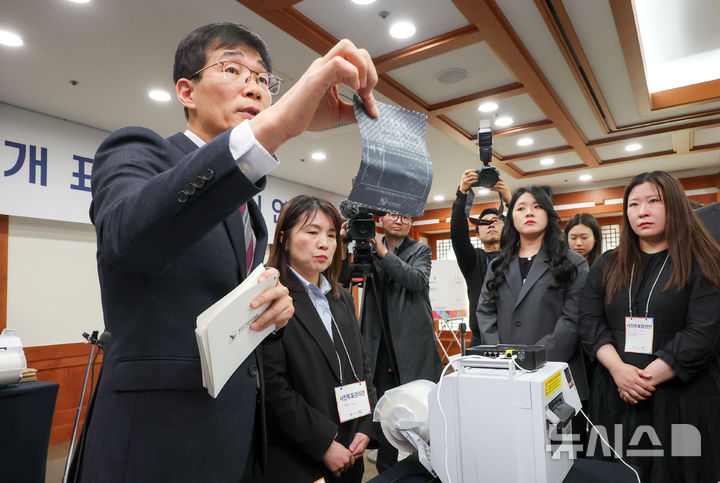 [서울=뉴시스] 정병혁 기자 = 10일 오후 과천시 중앙선거관리위원회에서 열린 제21대 대통령선거 투·개표 절차 시연회에서 선관위 관계자들이 투표 절차 시연을 하고 있다.(공동취재) 2025.04.10. photo@newsis.com