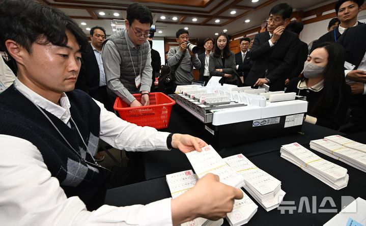 [서울=뉴시스] 정병혁 기자 = 10일 경기 과천시 중앙선거관리위원회에서 열린 제21대 대통령선거 투·개표 시연회에서 선관위 관계자가 투표지분류기를 이용해 개표 과정 시연을 하고 있다.(공동취재) 2025.04.10. photo@newsis.com