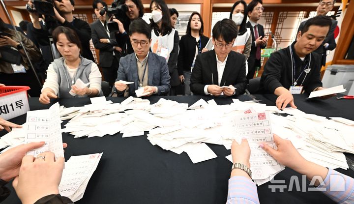 [서울=뉴시스] 정병혁 기자 = 10일 경기 과천시 중앙선거관리위원회에서 열린 제21대 대통령선거 투·개표 시연회에서 선관위 관계자가 개표 과정 시연을 하고 있다..(공동취재) 2025.04.10. photo@newsis.com