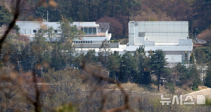 [서울=뉴시스] 홍효식 기자 = 윤석열 정부 시절 대통령실 관저 이전 의혹을 수사하고 있는 2차 종합특별검사팀(특별검사 권창영)이 관저 이전 공사업체 21그램 대표에 대한 구속영장을 청구했으나 법원에서 기각된 것으로 확인됐다. 사진은 지난해 서울 용산구 한남동 관저 모습. 2026.07.06. yesphoto@newsis.com