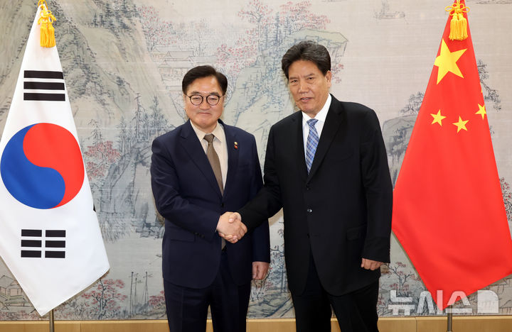 [서울=뉴시스] 고승민 기자 = 우원식 국회의장과 뤄쌍장춘 중국 전인대 상무위원회 부위원장이 10일 서울 여의도 국회에서 만나 면담 전 기념촬영을 하고 있다. 2025.04.10. kkssmm99@newsis.com