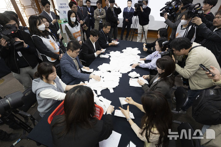 [서울=뉴시스] 정병혁 기자 = 지난 10일 오후 경기도 과천시 중앙선거관리위원회에서 열린 제21대 대통령 선거 투·개표 절차 시연회에서 선관위 직원들이 투표함에서 투표지를 꺼내 분류하고 있다.(공동취재) 2025.04.10. photo@newsis.com