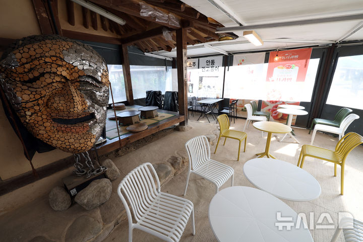 [안동=뉴시스] 김금보 기자 = 지난 4월 10일 경북 안동시 풍천면 안동하회마을 상점가 가 한산한 모습을 보이고 있다. (사진은 기사와 직접 관련이 없습니다.) 2025.10.19. kgb@newsis.com