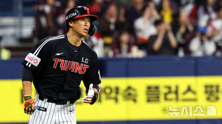 [서울=뉴시스] 박주성 기자 = 지난달 10일 오후 서울 구로구 고척스카이돔에서 열린 프로야구 2025 KBO리그 LG 트윈스 대 키움 히어로즈의 경기, 3회초 원아웃 주자 만루에서 LG 송찬의가 1타점 적시타를 치고 있다. 2025.04.10. park7691@newsis.com